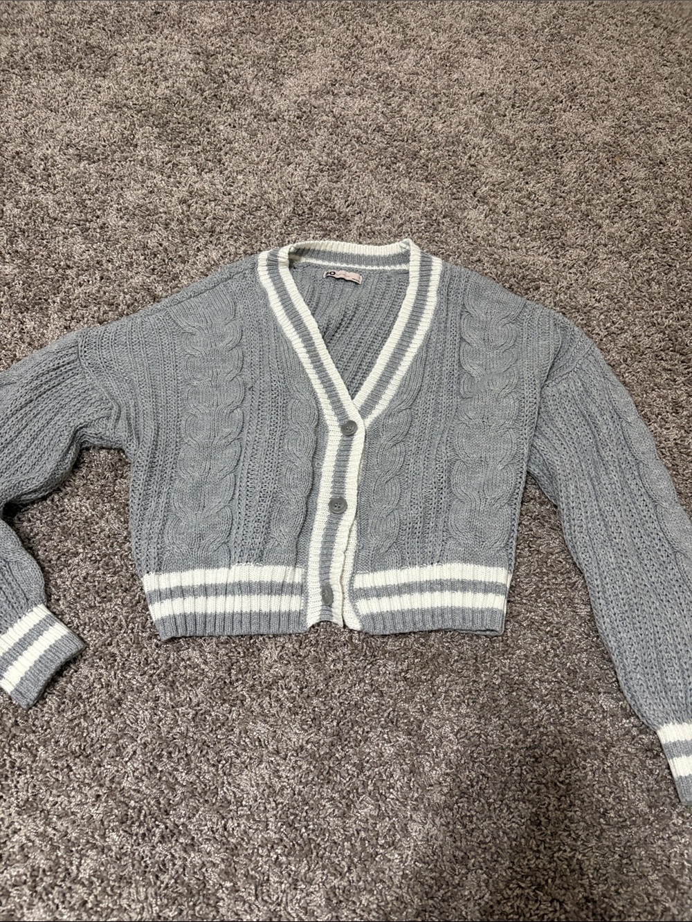 SO Gray Cable-Knit Cropped Cardigan with White Trim